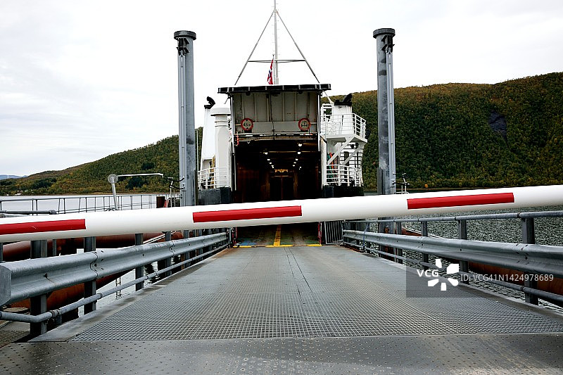 汽车驶入渡轮图片素材