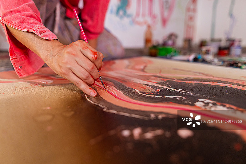 有才华的男艺术家正在绘画图片素材