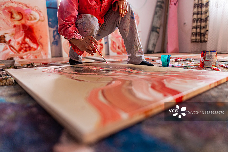 艺术家在工作室创作绘画作品图片素材