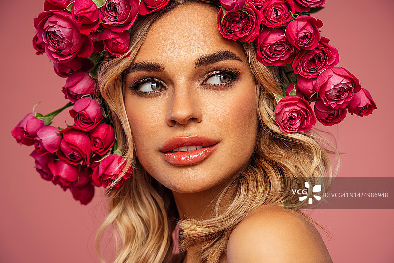 头戴花环的年轻漂亮女孩图片素材