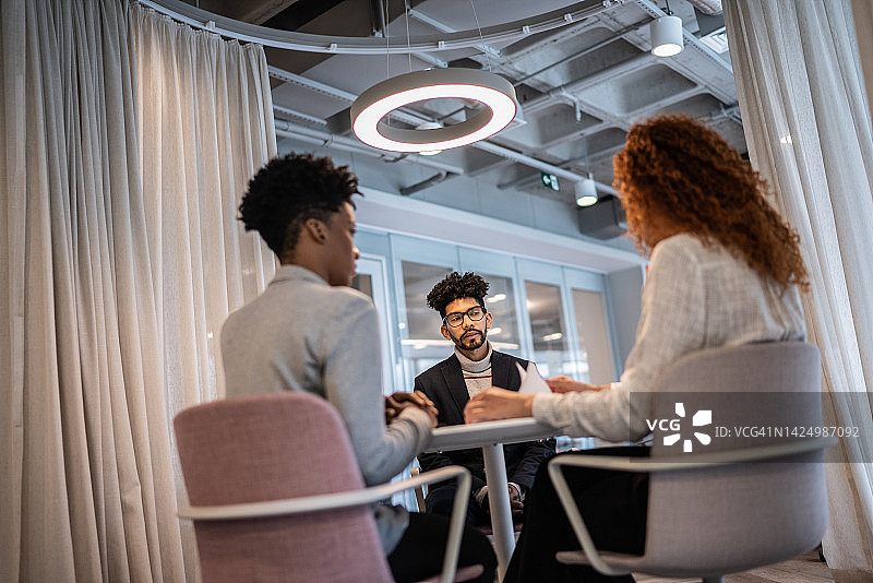 商务人士在办公室开会或面试图片素材