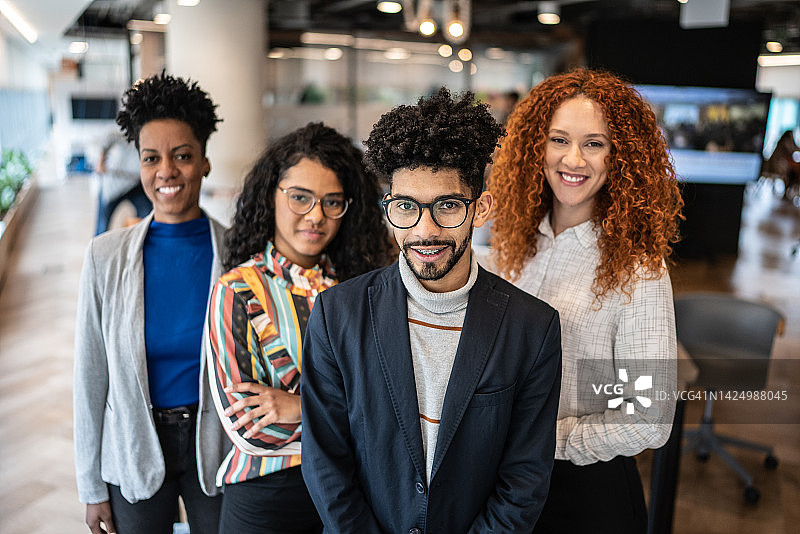 办公室里的商务团队肖像图片素材