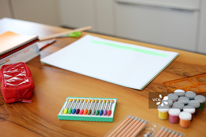 木桌上的学习用品边框图片素材