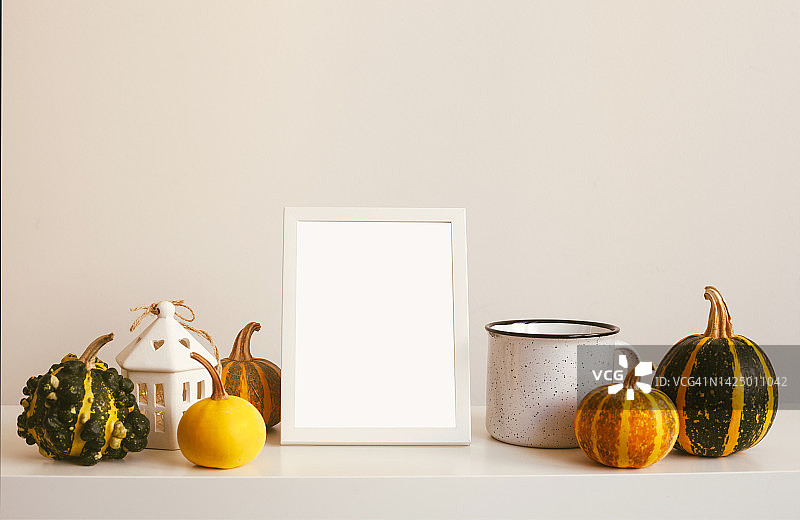 秋季家居装饰细节，彩色南瓜，杯子和空白相框图片素材