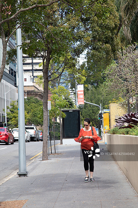 走在城市街道上的女人图片素材