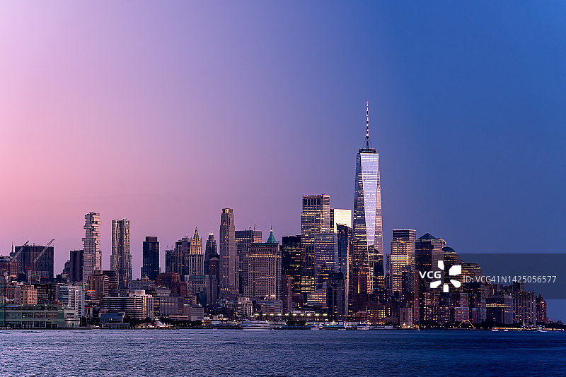 下曼哈顿城市景观——从白天到黑夜的转变图片素材