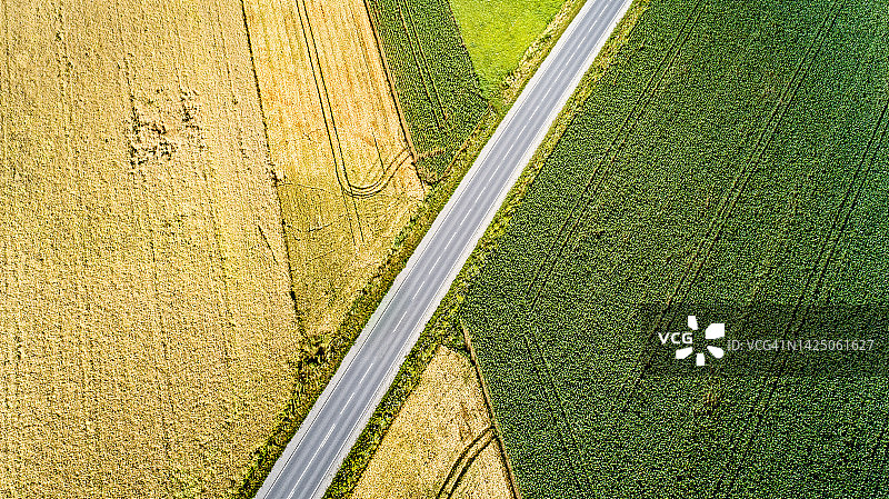 穿过农田的乡村公路航拍图片素材