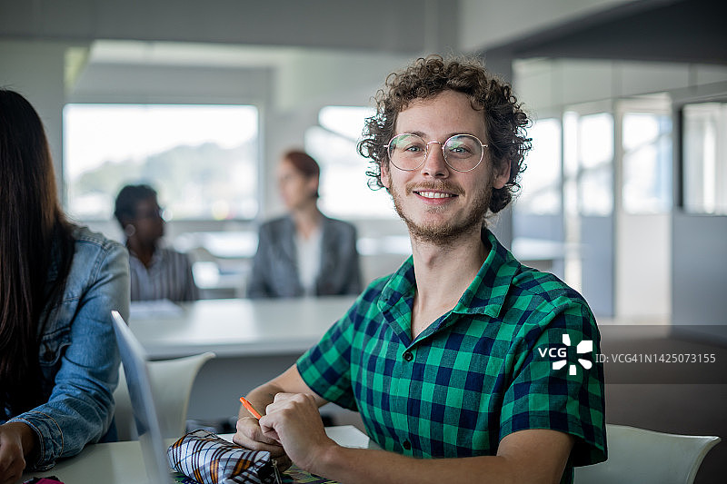 在图书馆里的学生肖像图片素材