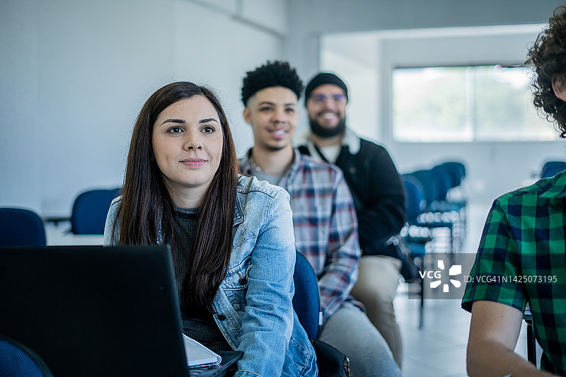 学生们在课堂上专心听讲图片素材