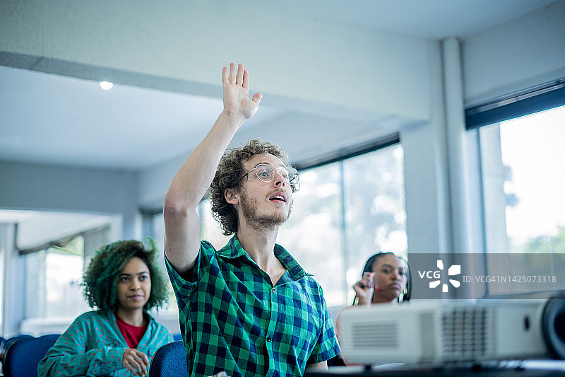 课堂上举手的学生图片素材
