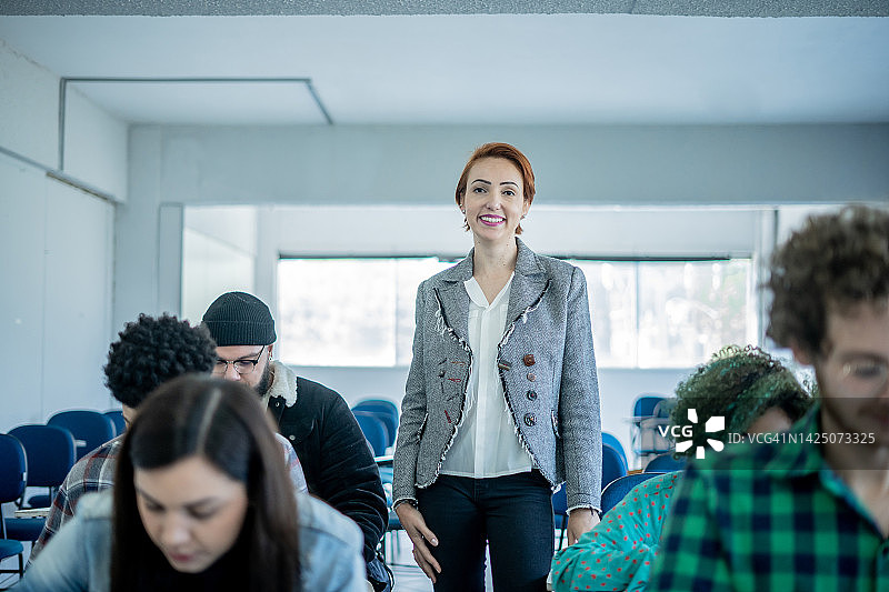 教室里的老师 портрет图片素材