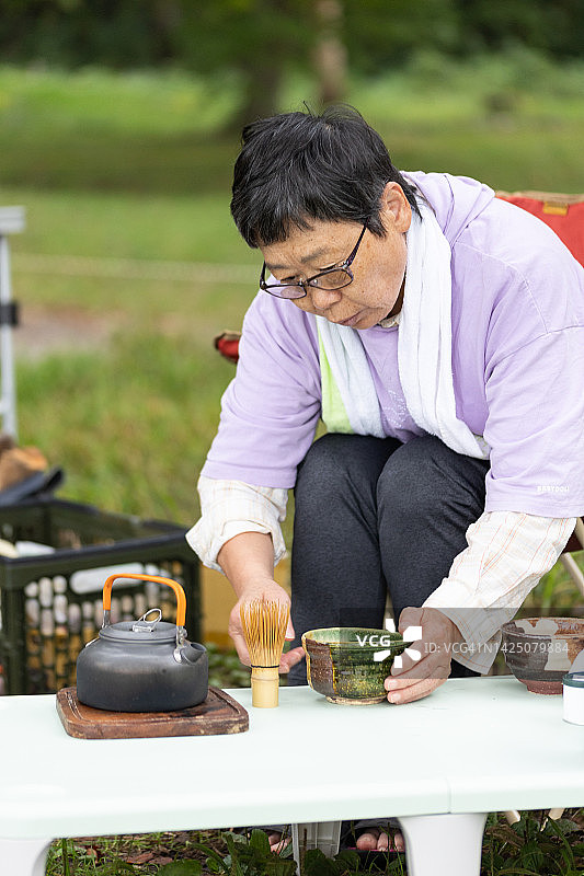 一名日本老年妇女在户外做抹茶图片素材