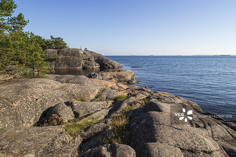 阳光明媚的夏日，芬兰汉科Puistovuori的岩石海岸线和海岸悬崖图片素材