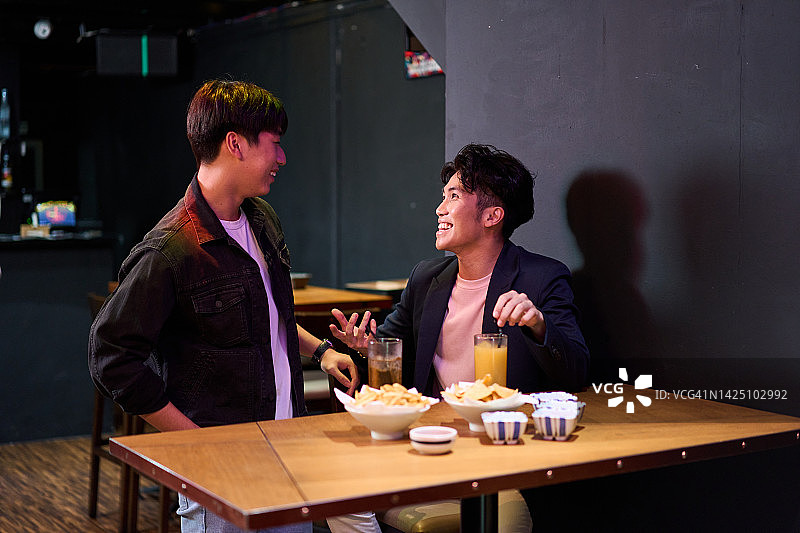 好友聊天欢笑图片素材