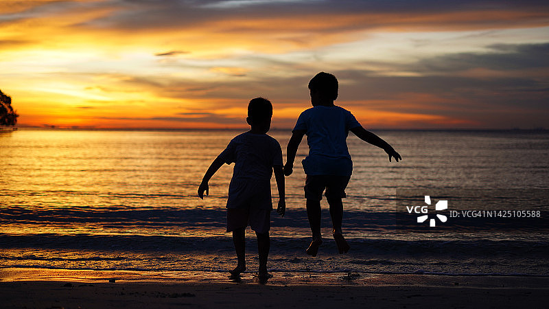 海滩上的儿童剪影图片素材