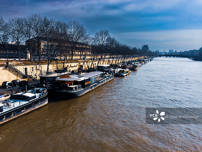 巴黎塞纳河上的驳船图片素材