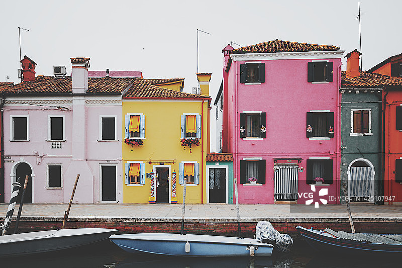 意大利布拉诺的彩色建筑和船只图片素材