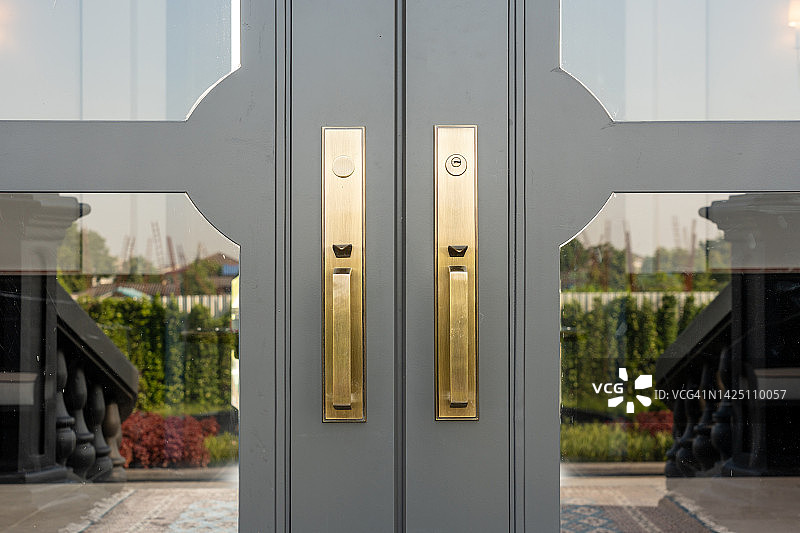 通往华丽木门的宏伟入口通道图片素材