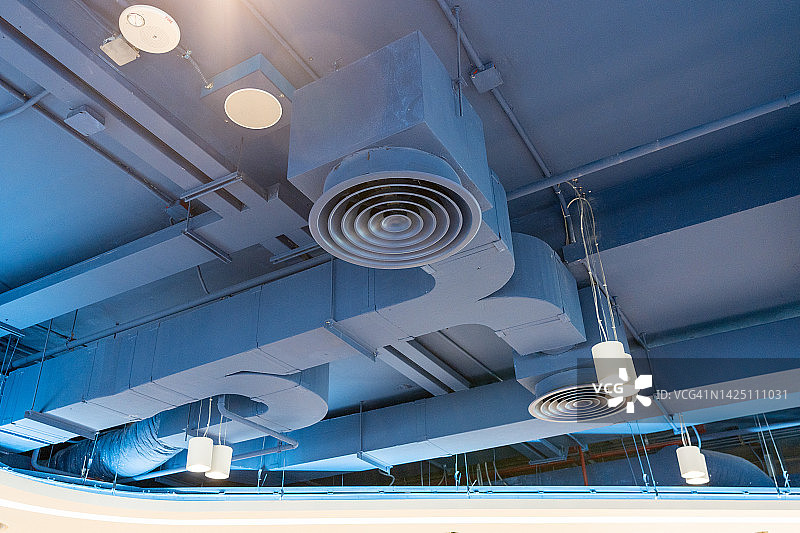 裸露的天花板、通风管道、监控摄像头、空调管道和消防喷淋系统图片素材