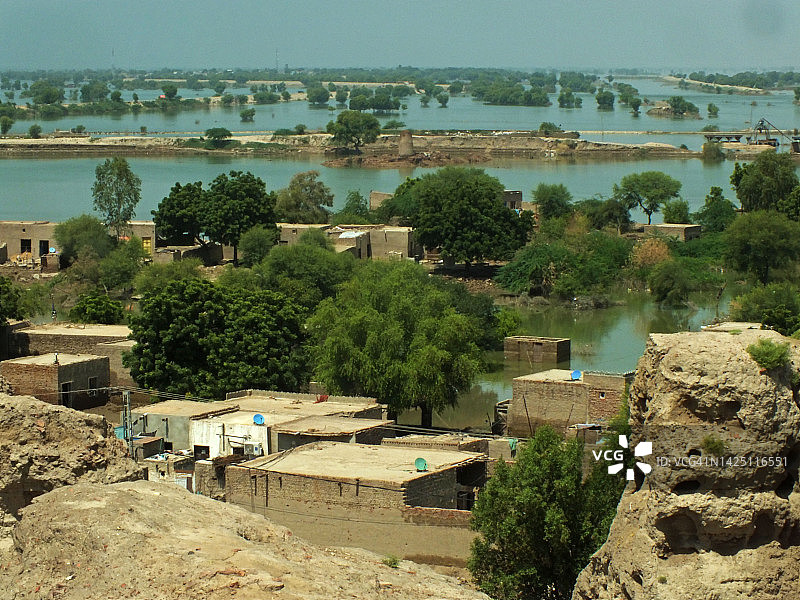 河流沿岸的人类居住地图片素材