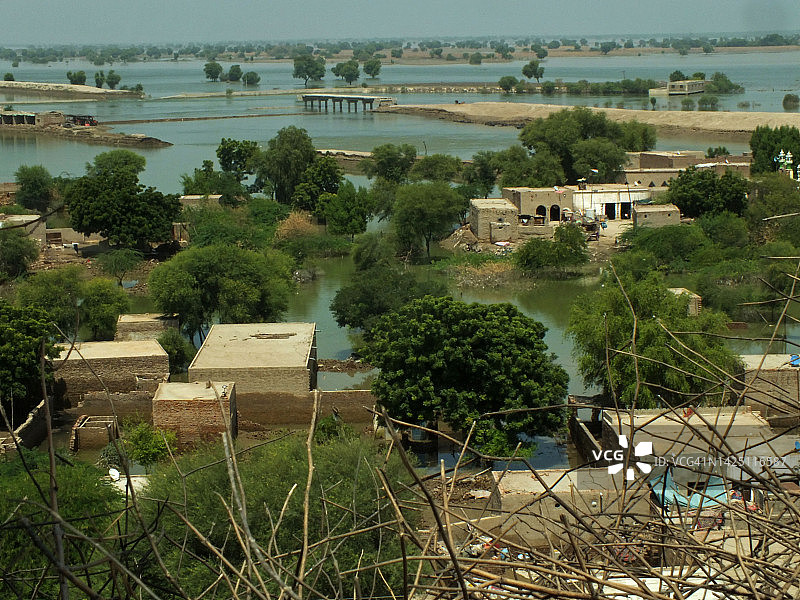 河流沿岸的人类居住地图片素材