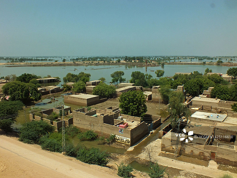河流沿岸的人类居住地图片素材
