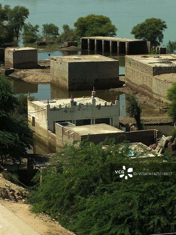 河流沿岸的人类居住地图片素材