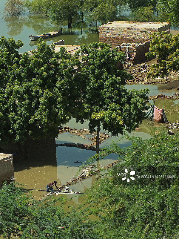 河流沿岸的人类居住地图片素材