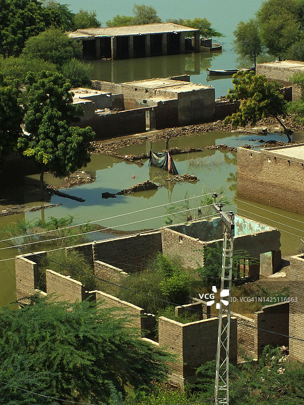 河流沿岸的人类居住地图片素材