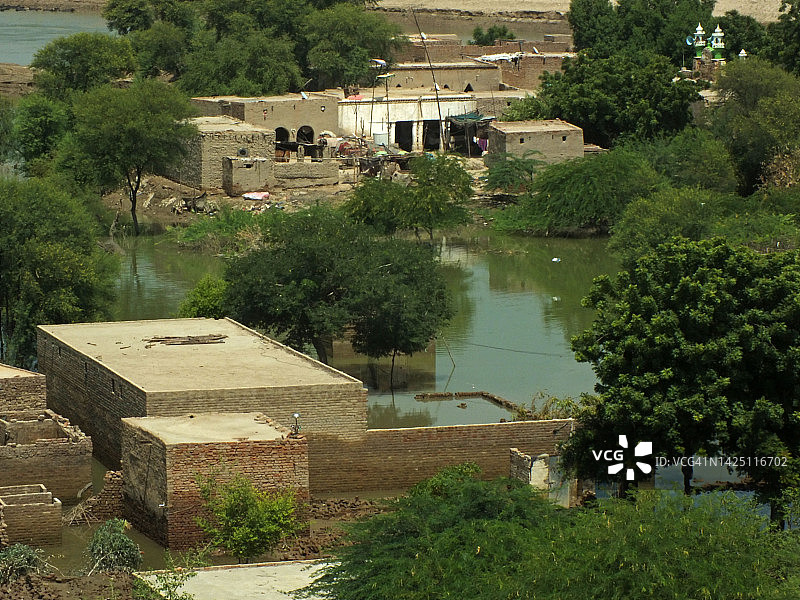 河流沿岸的人类居住地图片素材