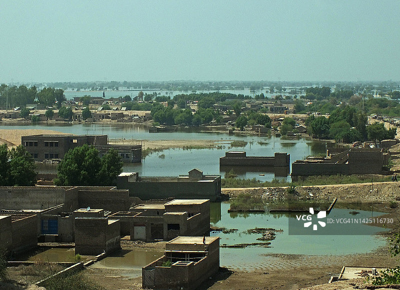 河流沿岸的人类居住地图片素材