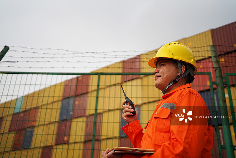 使用平板电脑的集装箱工人图片素材