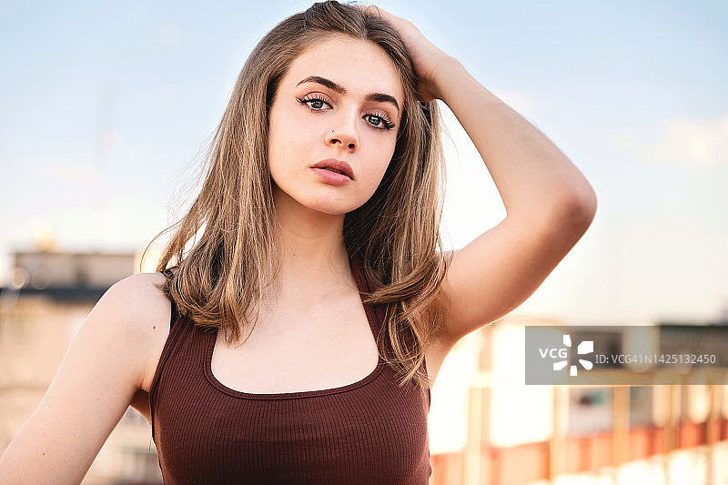 站在阳台上看镜头的漂亮少女图片素材