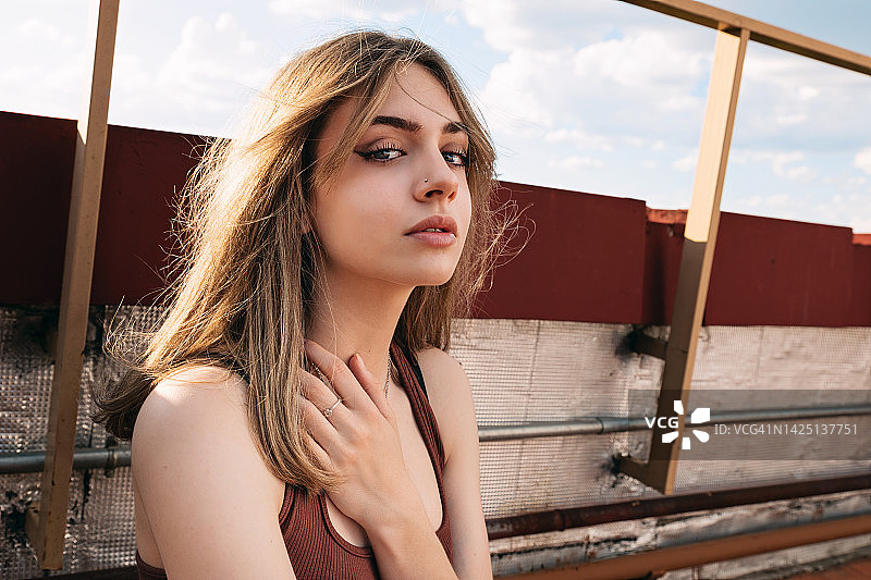 户外看向镜头的少女图片素材