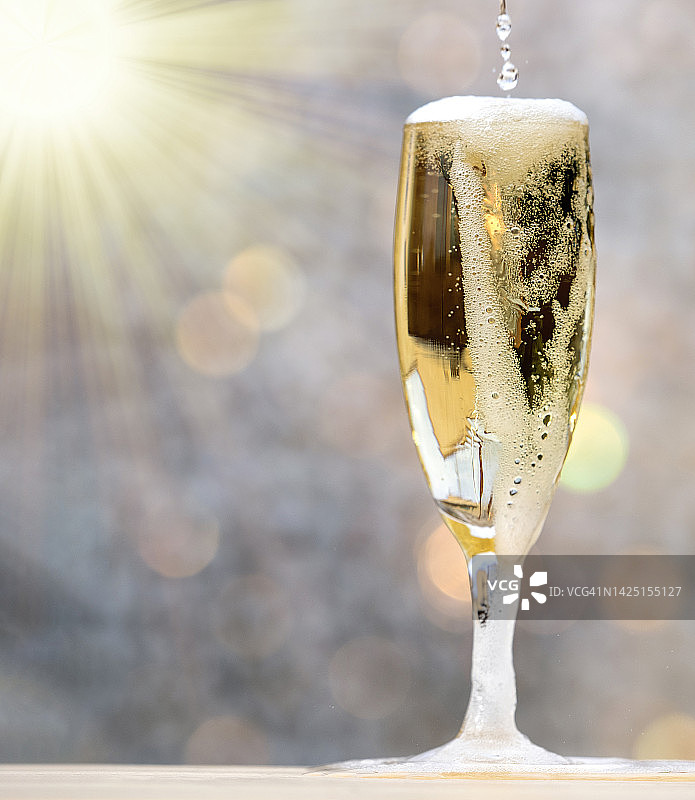 阳光照射下，香槟酒杯的特写图片素材