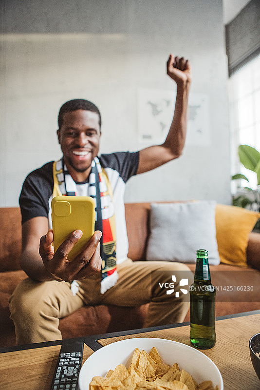 在家观看足球比赛图片素材