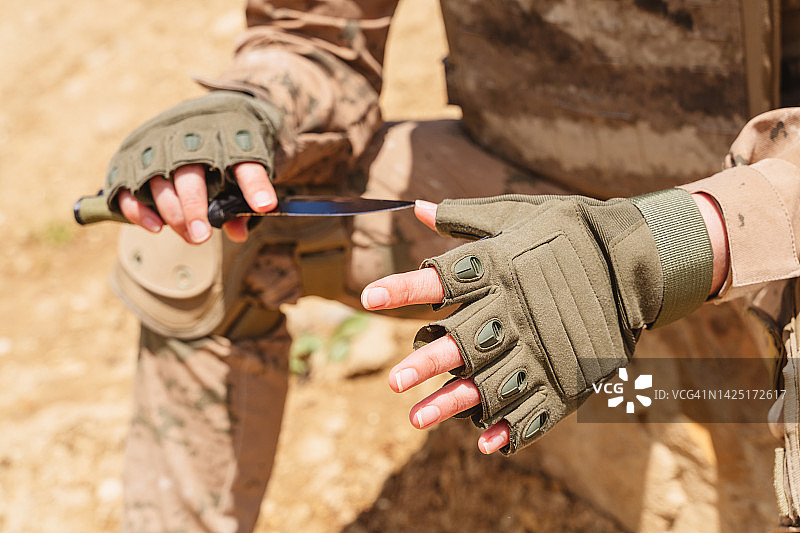 持刀女兵图片素材