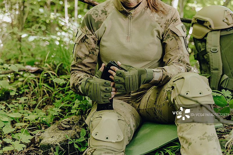 女兵正在装填弹药图片素材