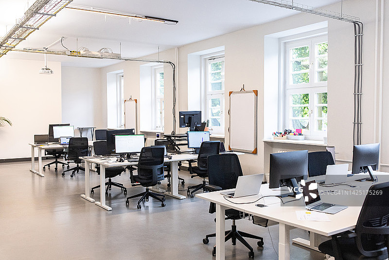 现代空旷的开放式办公室内部图片素材