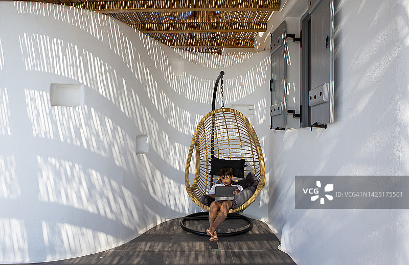 使用平板电脑的11岁男孩肖像图片素材