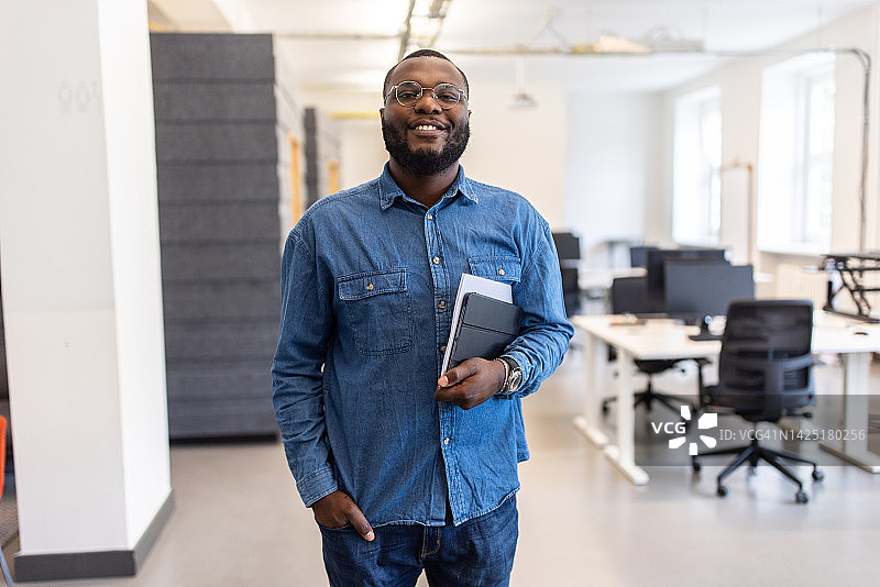 办公室里自信的年轻非洲裔男人肖像图片素材
