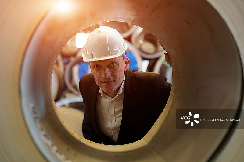 经理在工厂工作并检查生产过程图片素材