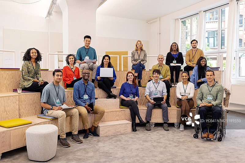 创业大会上的多种族商业企业家图片素材