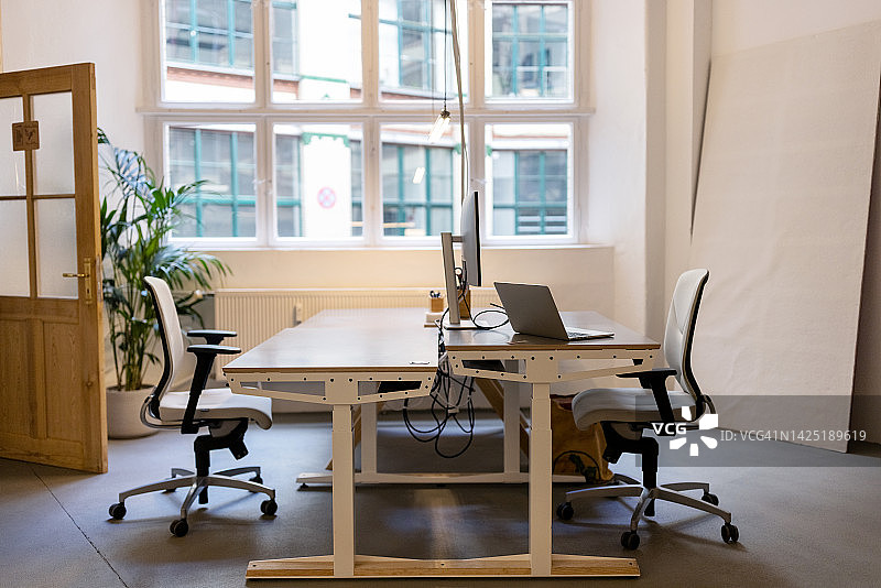 创业公司空置的共享办公桌图片素材