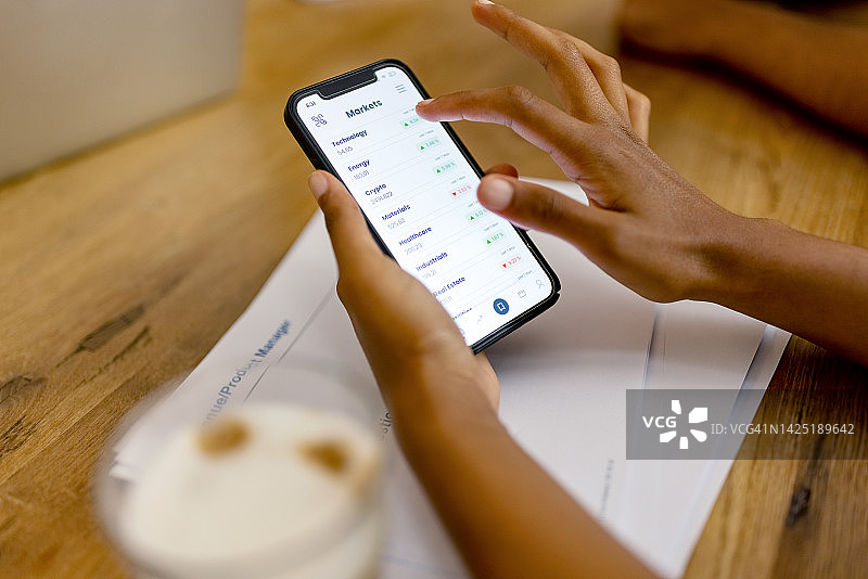 女人在手机上查看股市数据特写图片素材