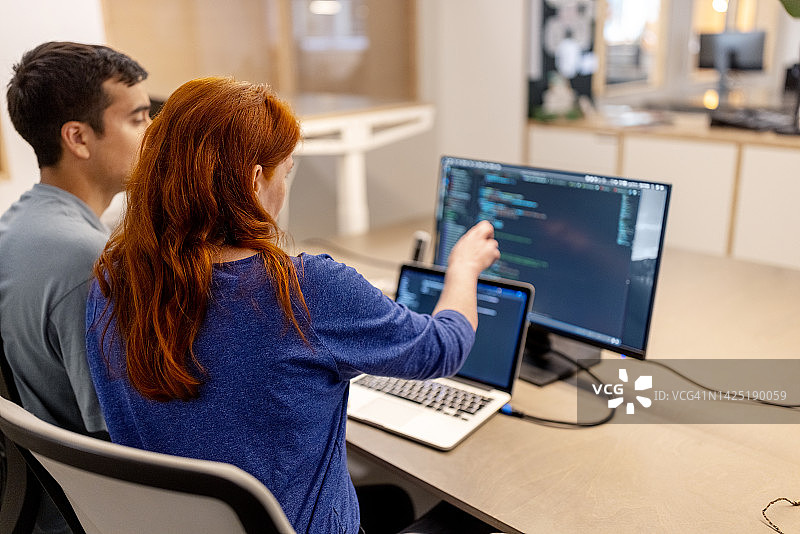 两名电脑程序员正在开发新软件图片素材