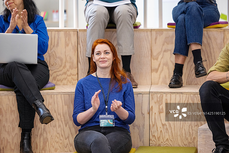 研讨会上鼓掌的职业女性图片素材