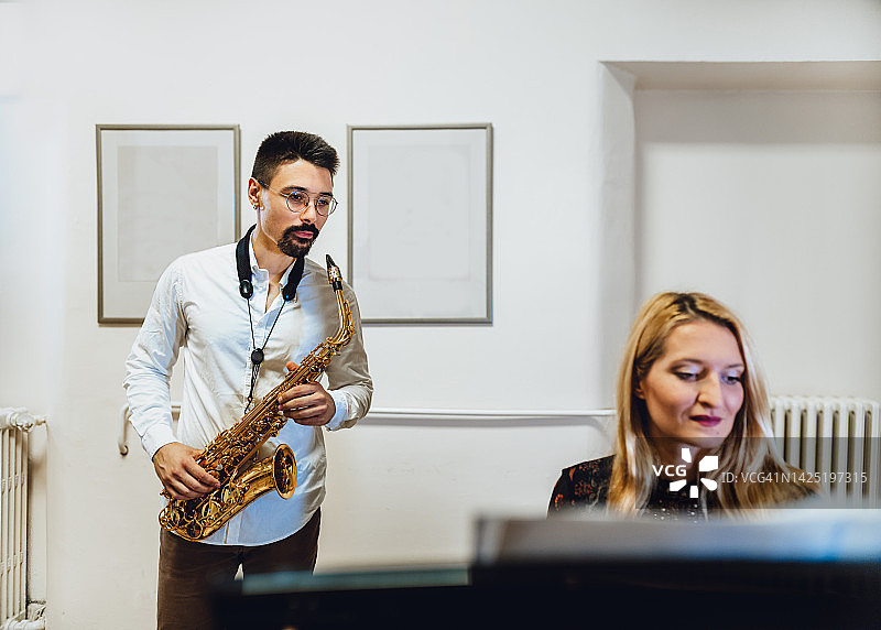 钢琴和萨克斯二重奏练习图片素材