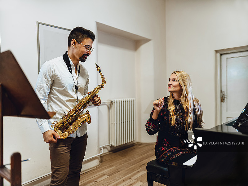 钢琴和萨克斯二重奏练习图片素材