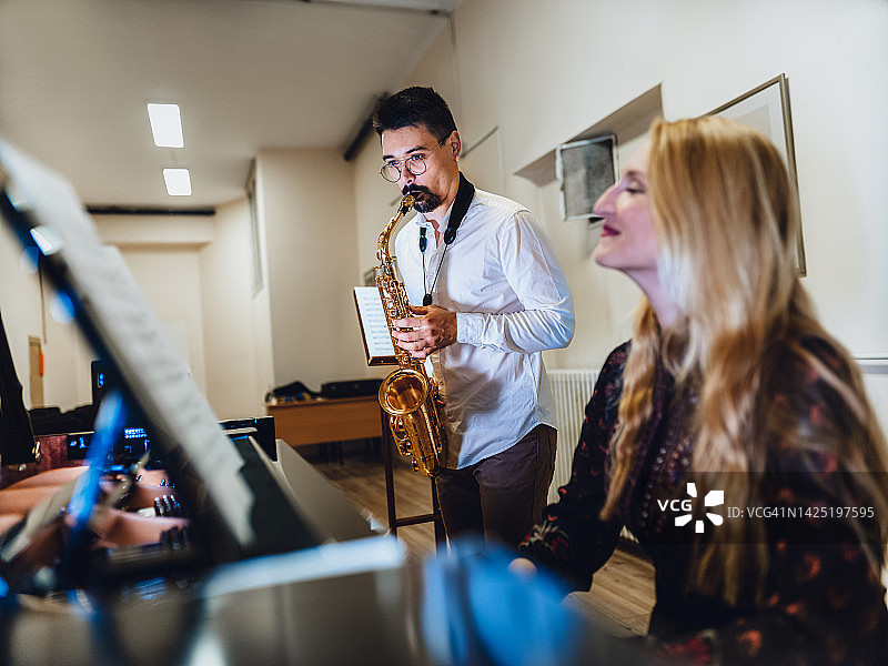 钢琴和萨克斯二重奏练习图片素材